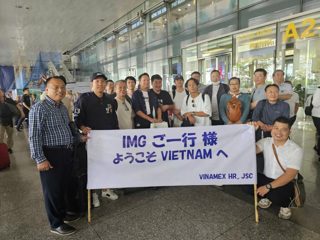 グエン副総会長はノイバイ国際空港(T2)で代表団を出迎えた